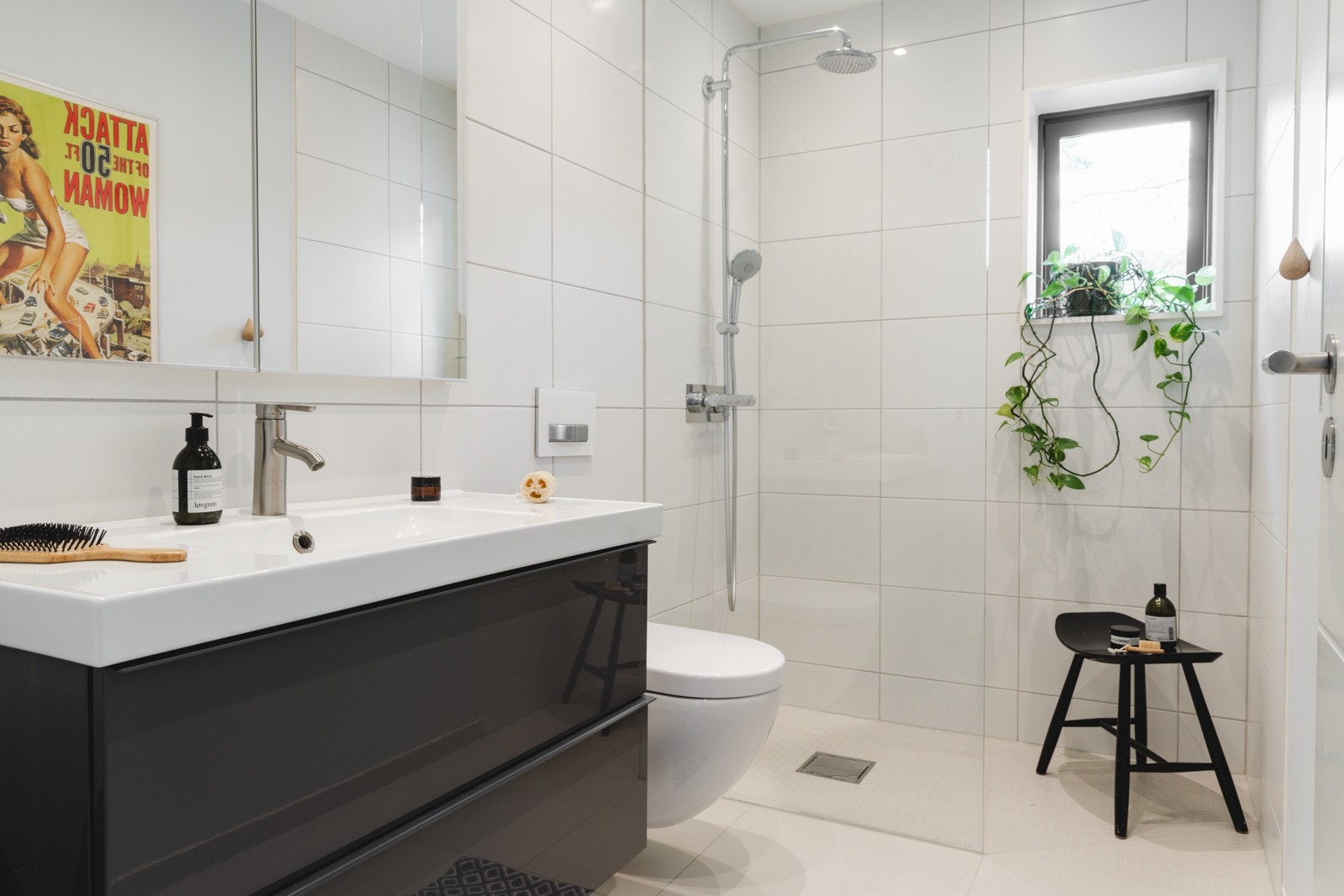 Begge bad fremstår delikate og inneholder ellers alt man skulle trenge. Alle toalettene har Geberit innbyggingssisterne og toalett fra Villeroy og Boch. Galleribilde