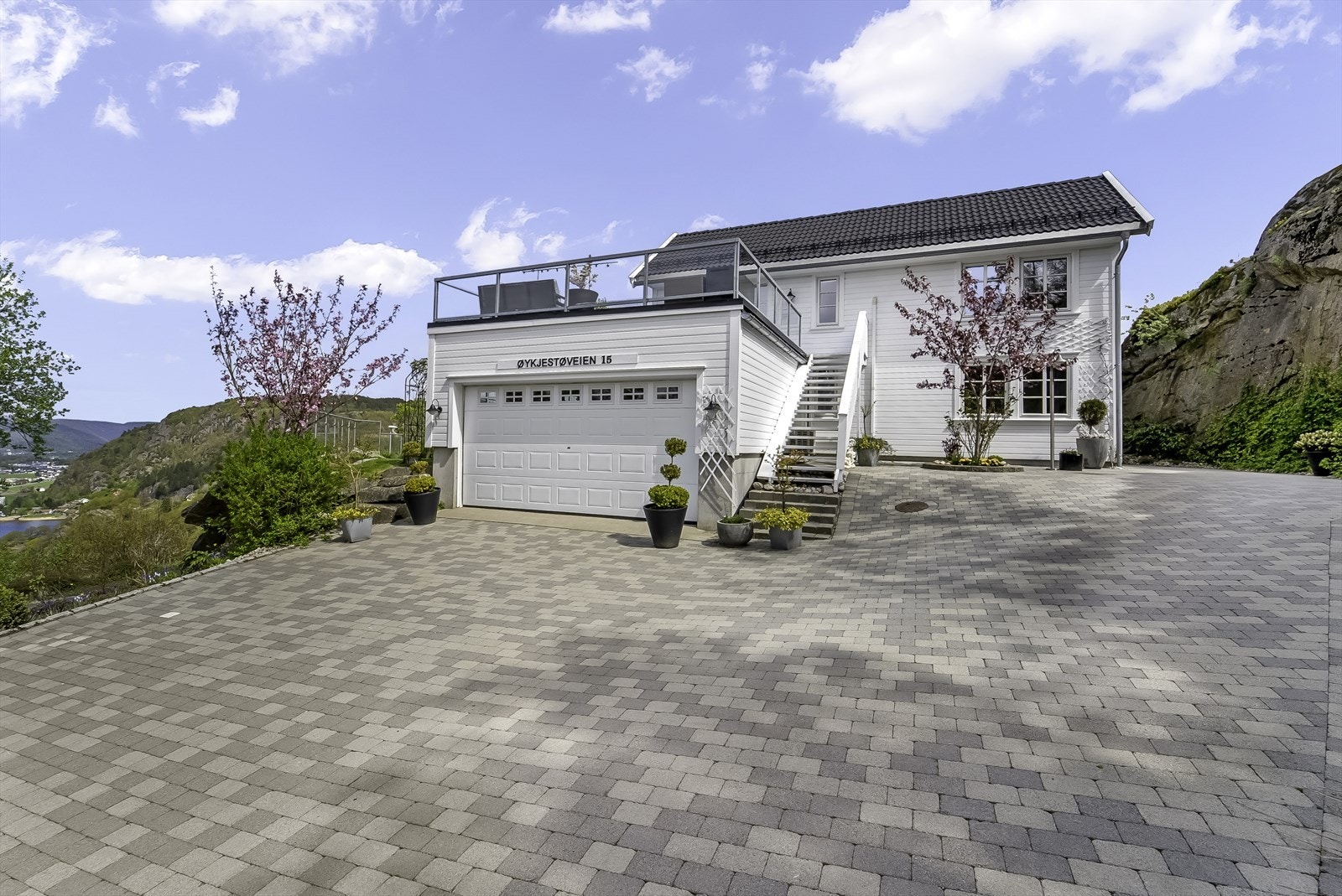 Garasje med automatisk portåpner. Galleribilde