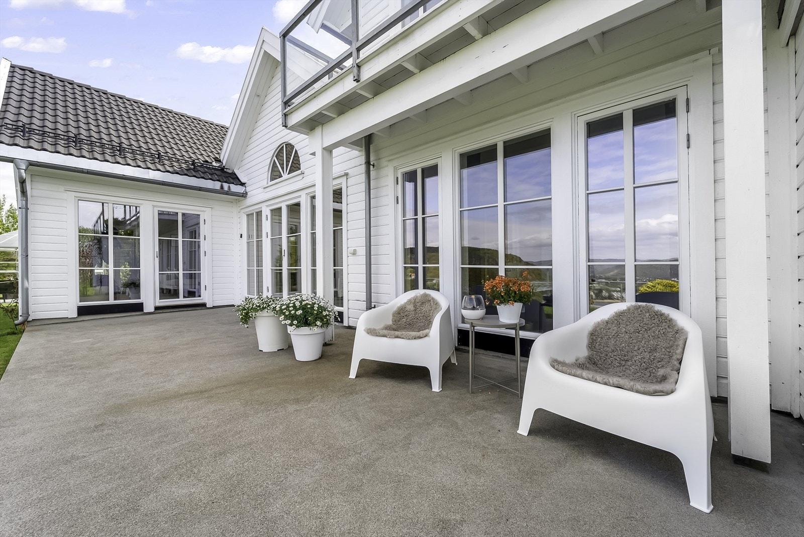 Eiendommen har platting i front med plass til sittegruppe. Galleribilde