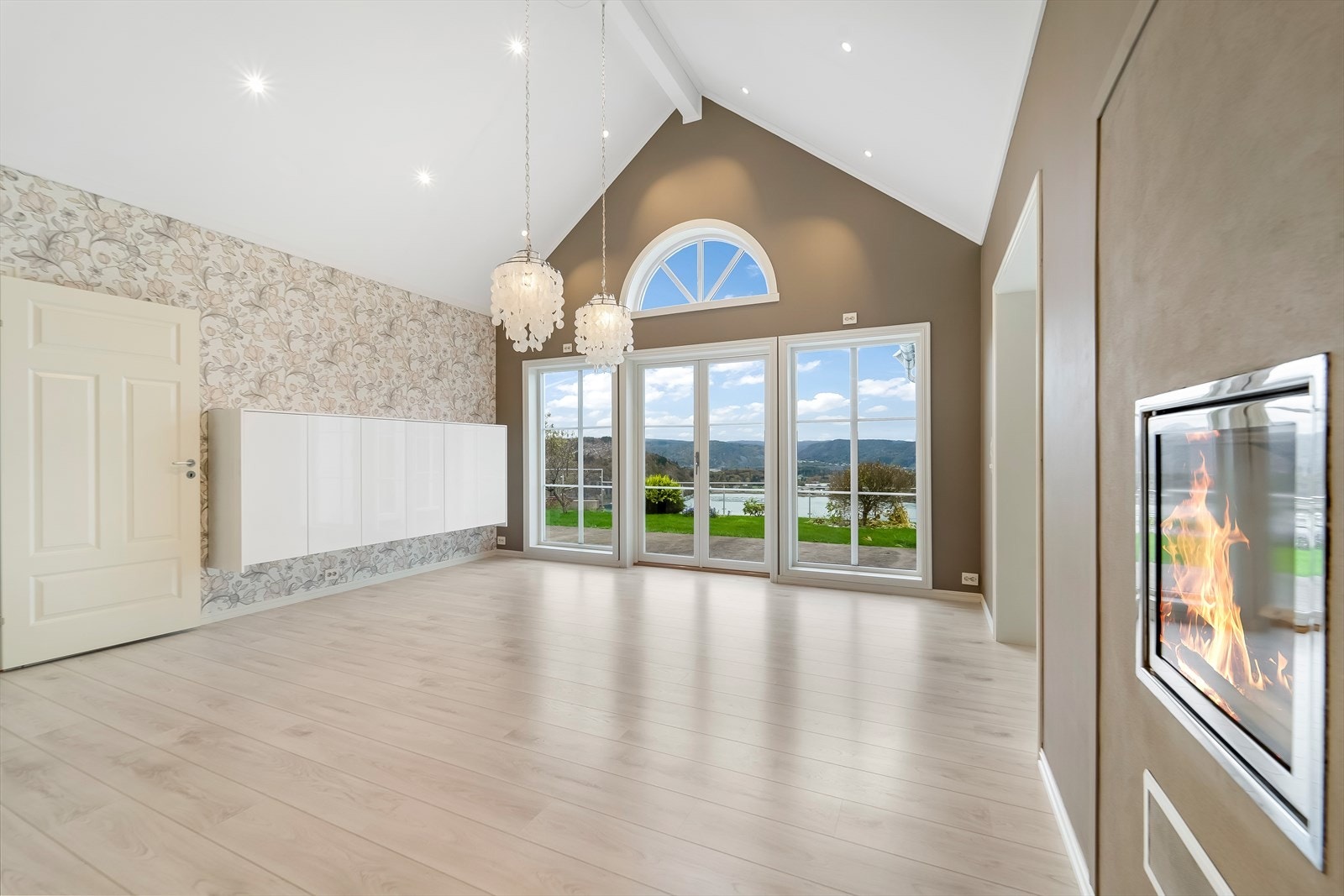 Gjennomgående peisovn mellom kjøkken/spisestue og stuen. Galleribilde