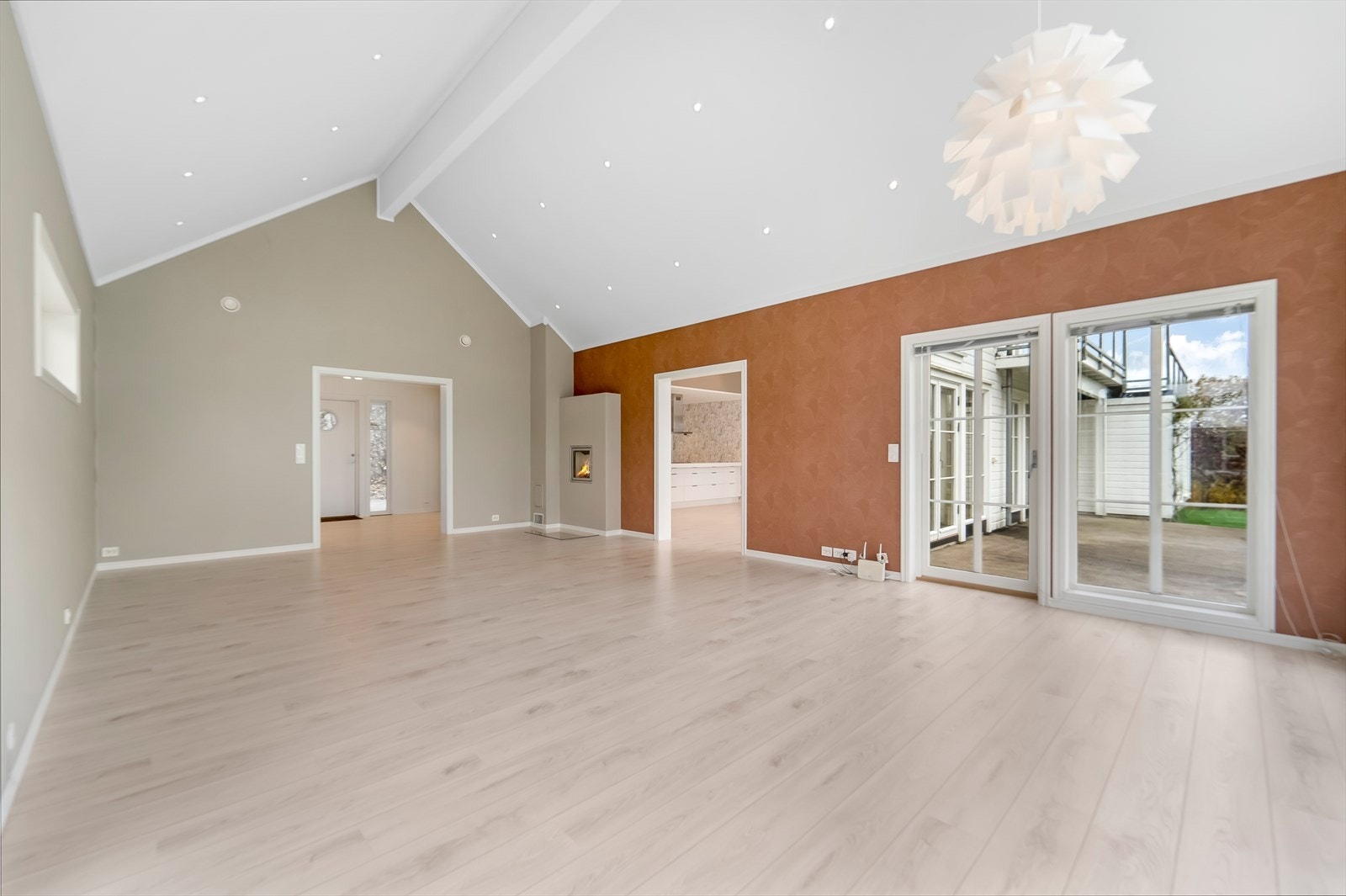 Fra stuen er det adkomst til platting og plen. Galleribilde