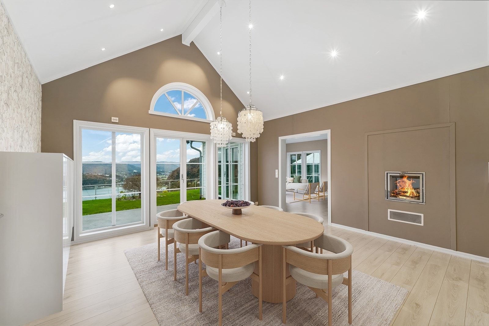 Mulighet for å anrette med langbord ved spesielle anledninger. Galleribilde