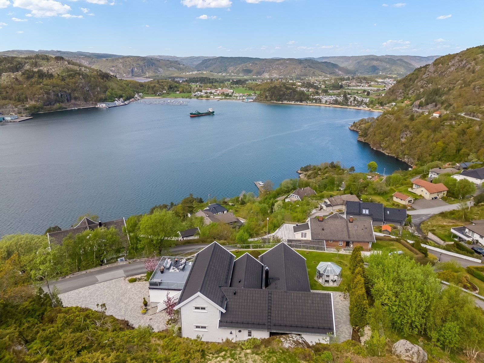 Eiendommen ligger fint til ca. 4 km fra Lyngdal sentrum. Nærhet til Sørlandsbadet, strand og flott turterreng. Galleribilde