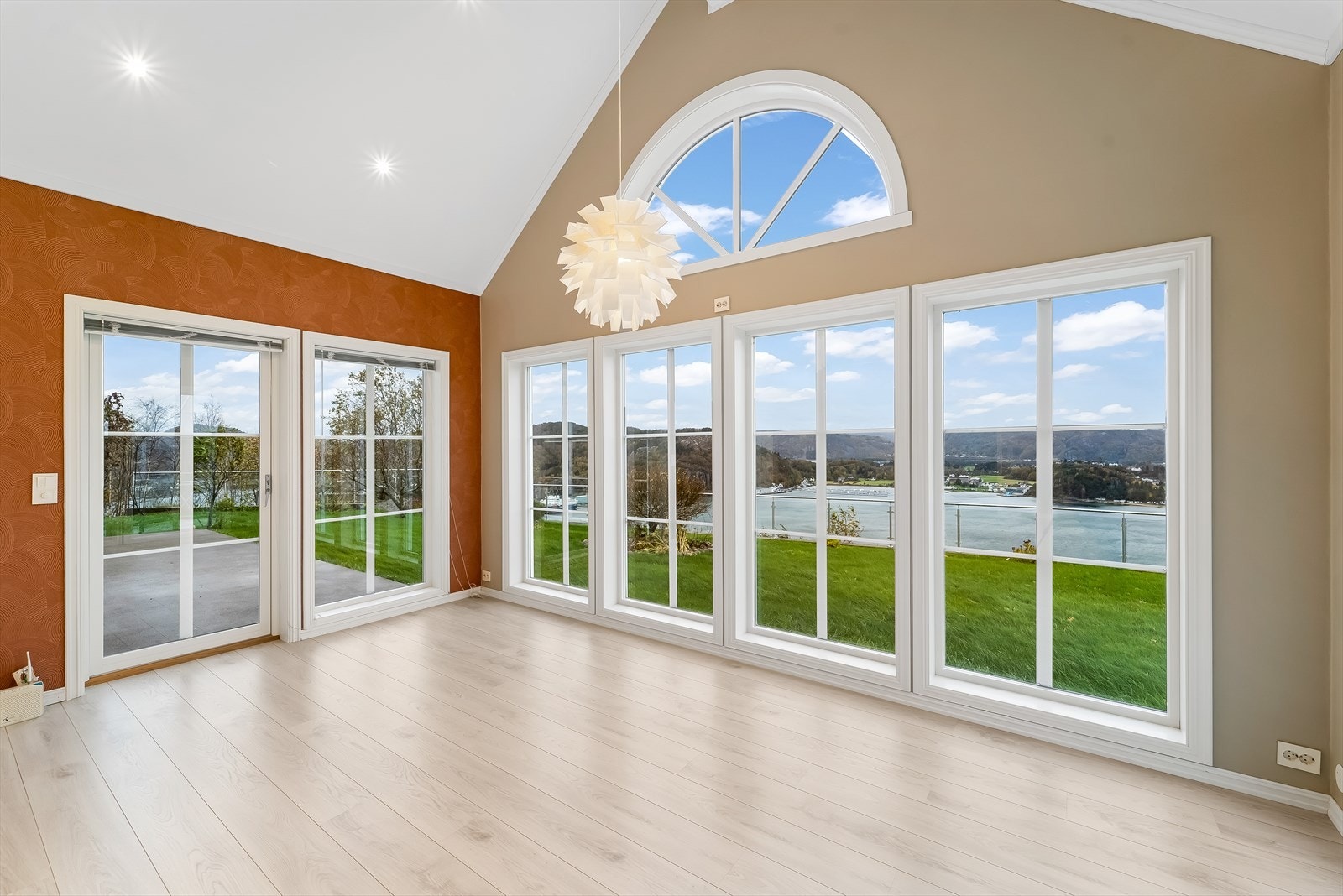 Stuen har store vindusflater og den flotte utsikten kan nytes fra flere hold. Galleribilde