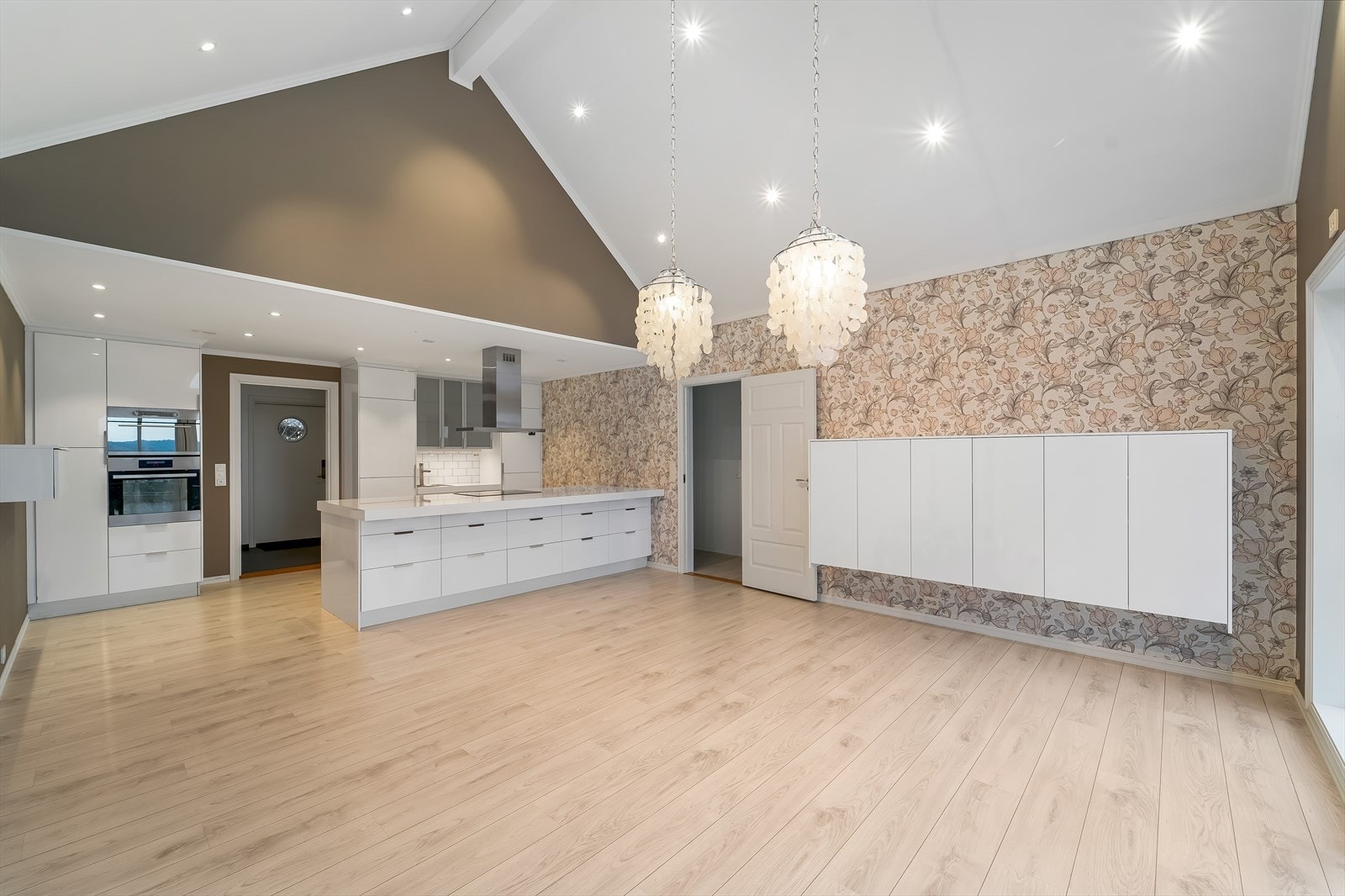 Kjøkkeninnredning fra Ikea med integrerte hvitevarer, disse medfølger handelen. Galleribilde