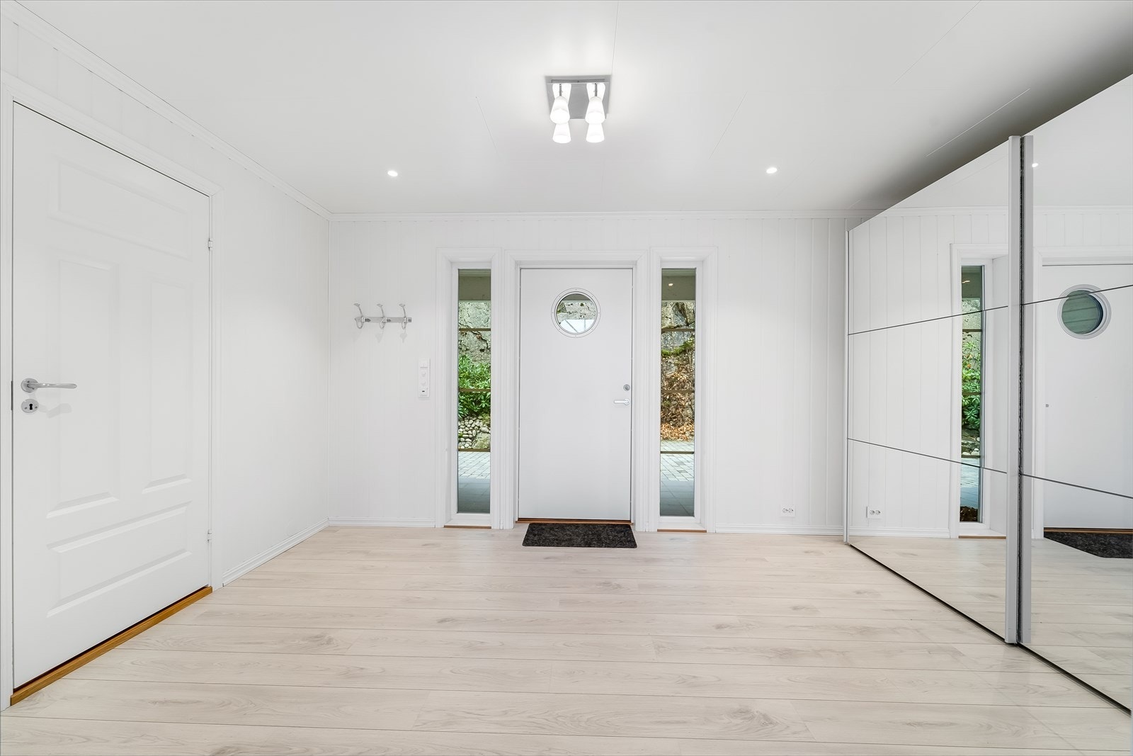 Entrè utstyrt med skyvedørsgarderobe. Galleribilde