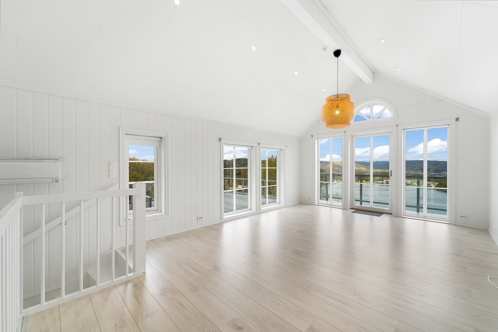 Loftstue med flere bruksmuligheter og utgang til takterrasse. Galleribilde