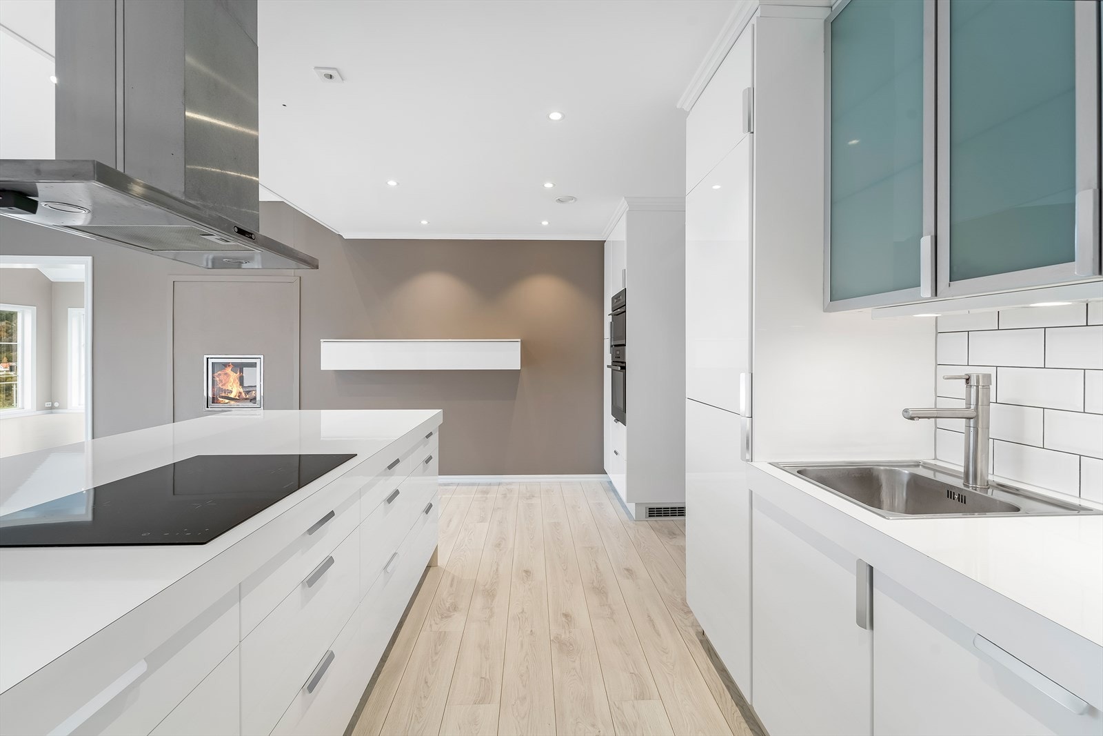 Godt utstyrt kjøkken med mye skap- og benkplass. Galleribilde