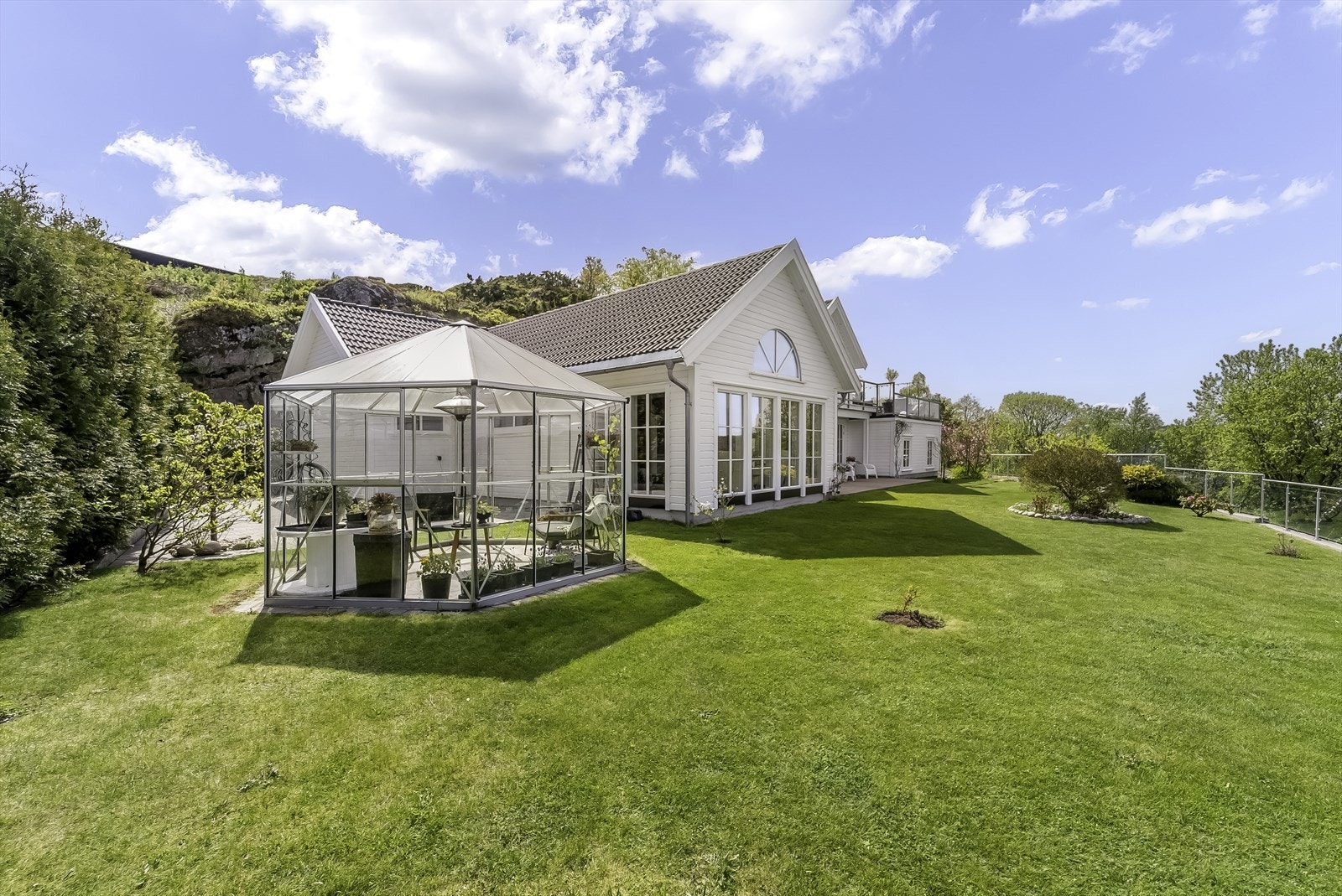 Pent opparbeidet hageanlegg med diverse beplantning. Galleribilde