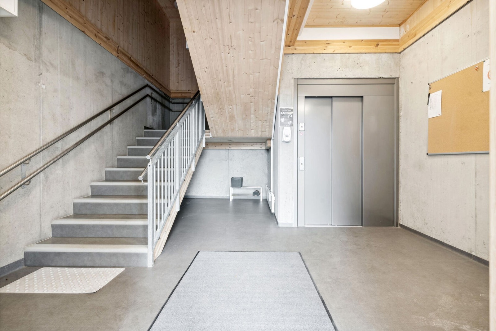 Entré med heis. Galleribilde