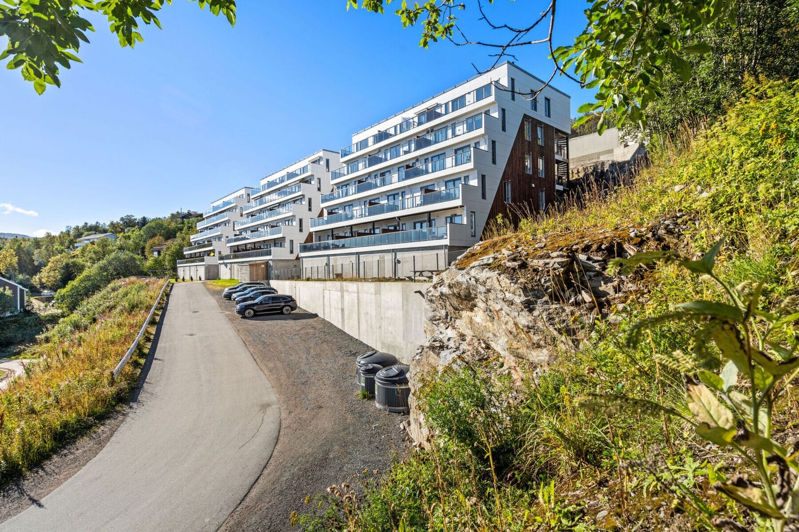 Det er gode parkeringsmuligheter for gjester på uteparkering. Galleribilde