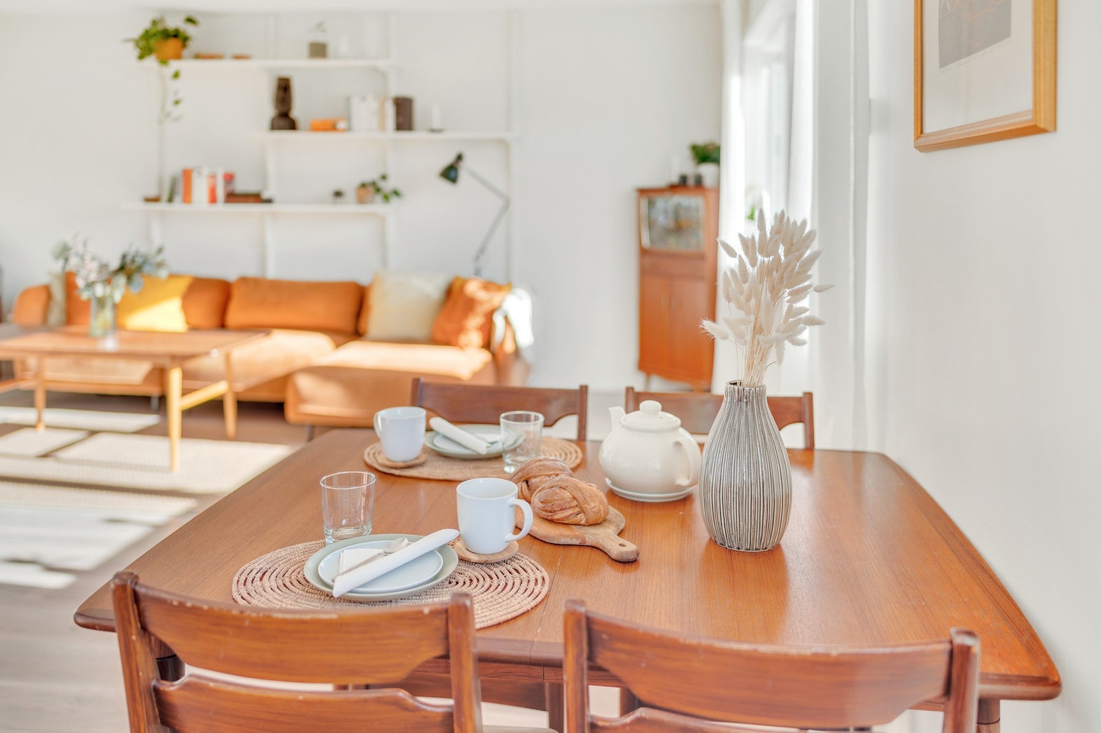 Spiseseksjonen finner sin naturlige plass mellom stue og kjøkken. Galleribilde