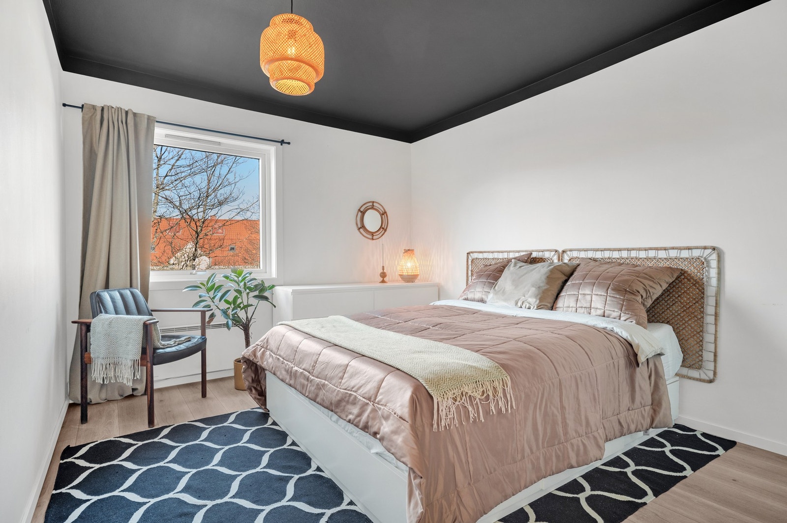 God plass til dobbeltseng og garderobeløsning. Galleribilde