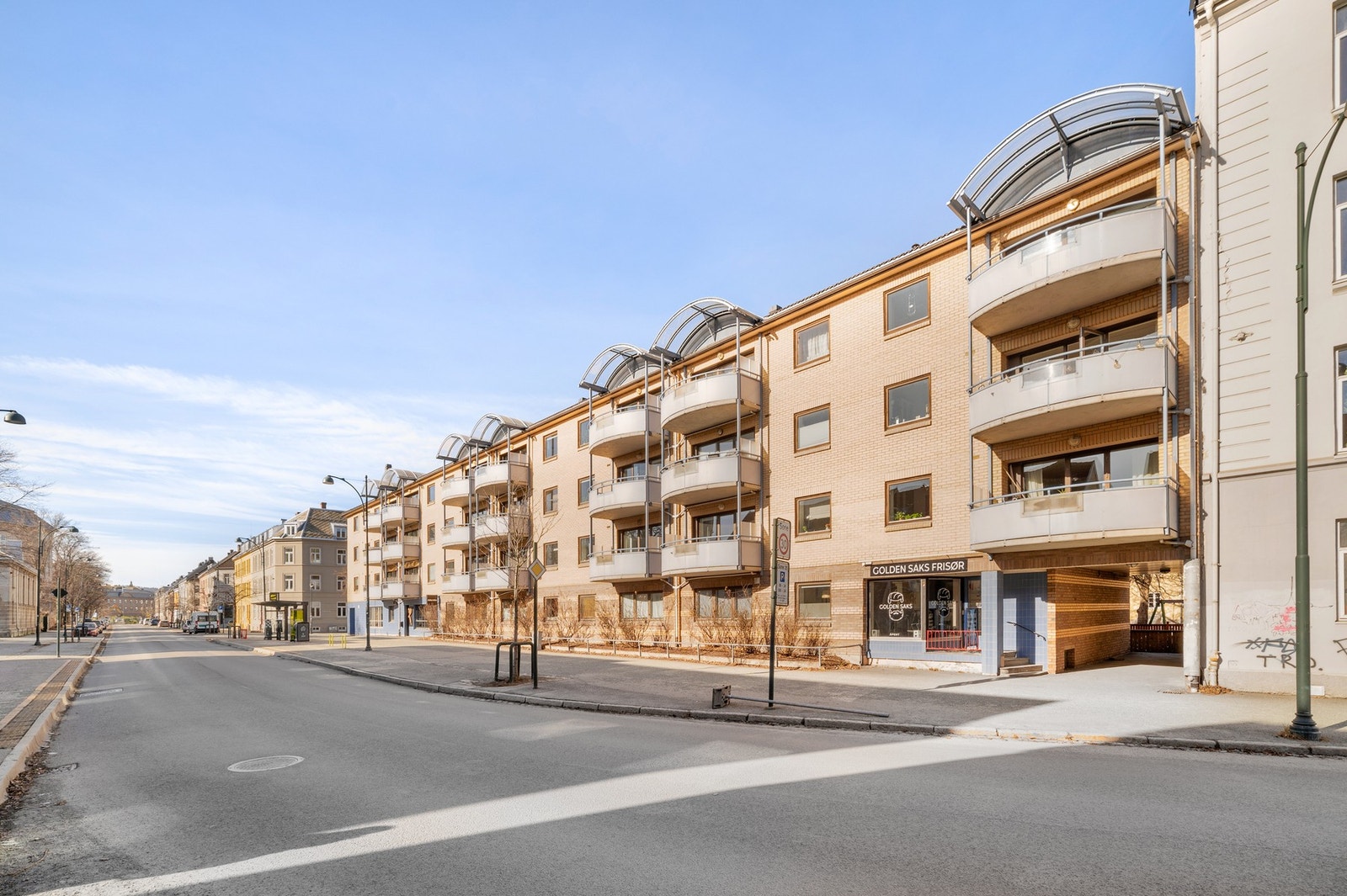 Solsiden og høyskoler er også i umiddelbar nærhet til boligen. Galleribilde