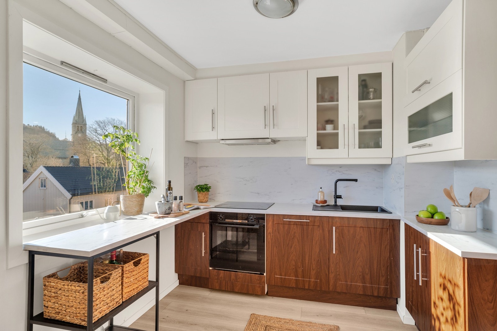 Pent kjøkken fra 2010 hvor benkeplate, vask, platetopp, ovn, kjøleskap og kjøkkenkran ble byttet i 2022. Galleribilde