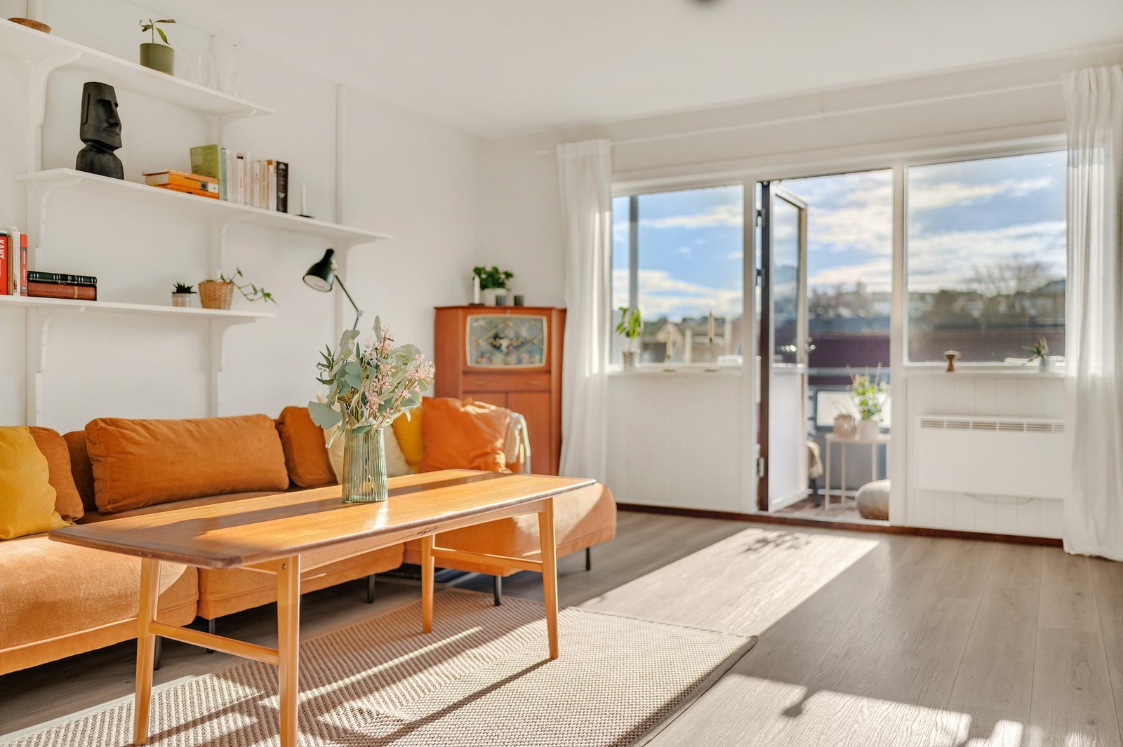 Her får du en delikat og moderne 3-roms leilighet med særpreg og fine materialvalg. Galleribilde