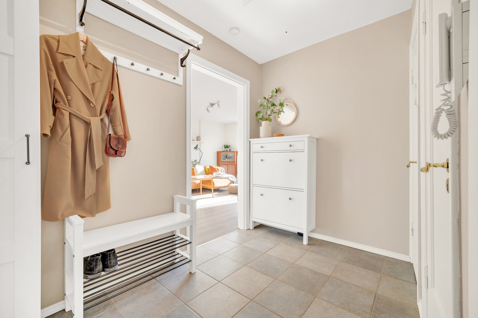 Entré på cirka 5,4 kvm med god plass til oppbevaring av sko og annet yttertøy. Galleribilde