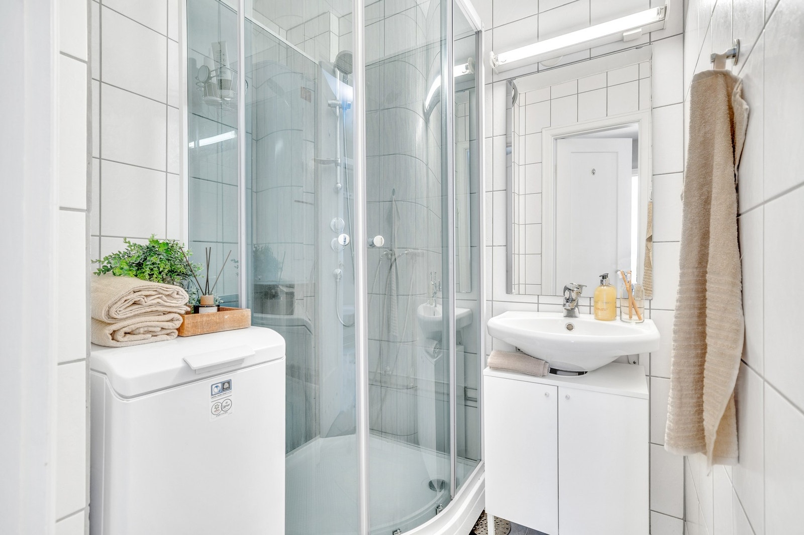 Flislagt bad med opplegg for vaskemaskin. Galleribilde