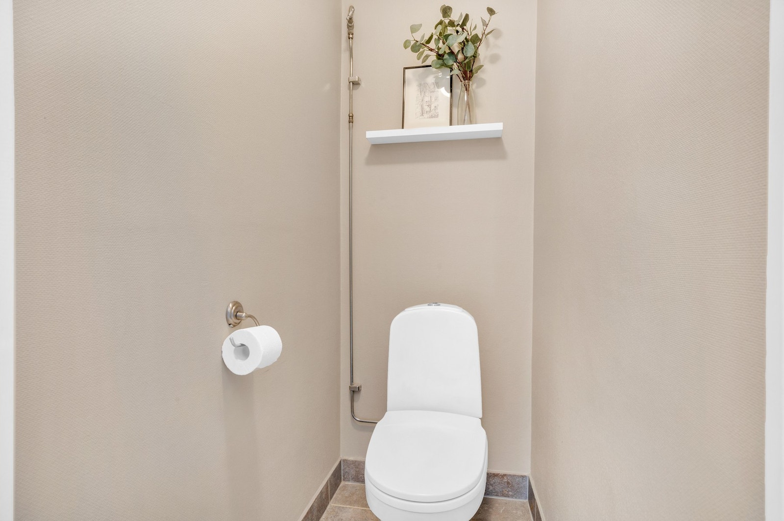 Toalettrom i tilknytning til badet. Galleribilde