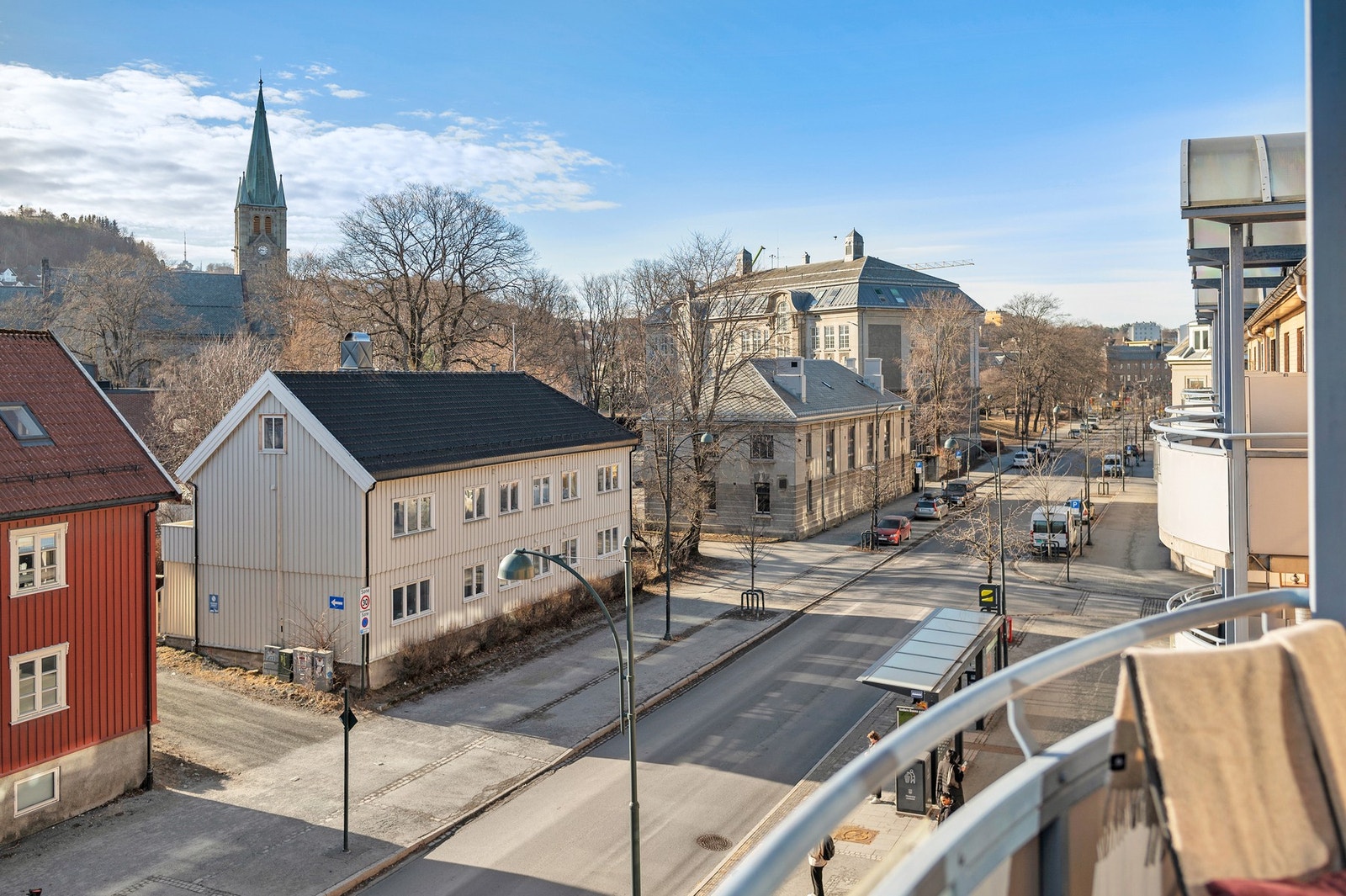 Balkongen er vendt mot sør og byr på gode solforhold. Galleribilde