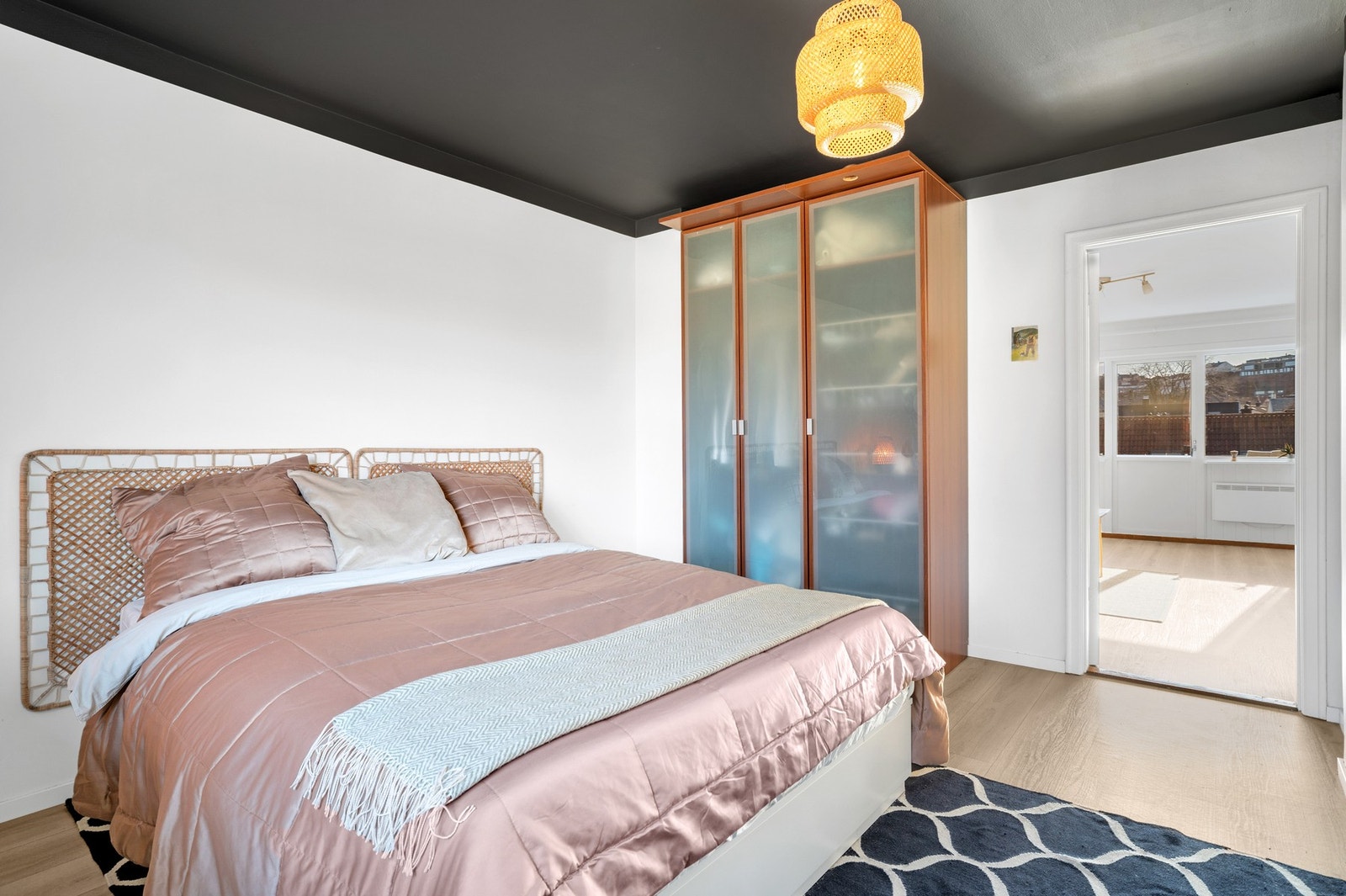 Lunt og romslig hovedsoverom på cirka 13,6 kvm vendt mot rolige omgivelser. Galleribilde