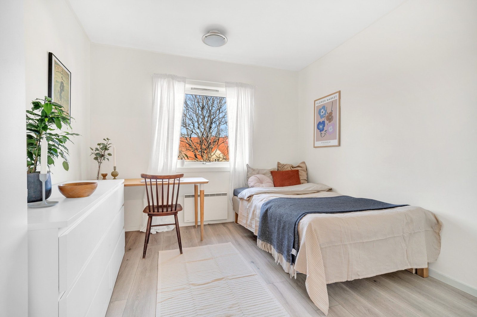 Soverom 2 er på cirka 9,5 kvm med god plass til dobbeltseng og garderobeskap. Galleribilde