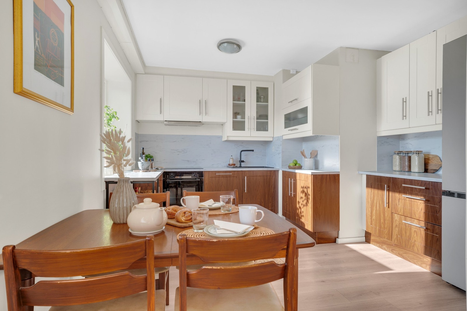 Rikelig skap og benkeplass som er ypperlig for matlaging. Galleribilde