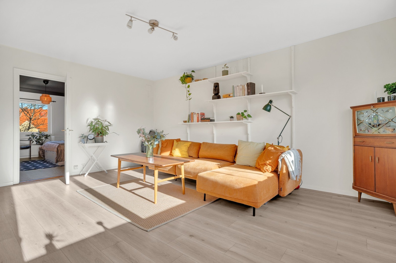 Stuen er på romslige 21,8 kvm med god plass til sofa, spisebord og tv-møblement. Galleribilde