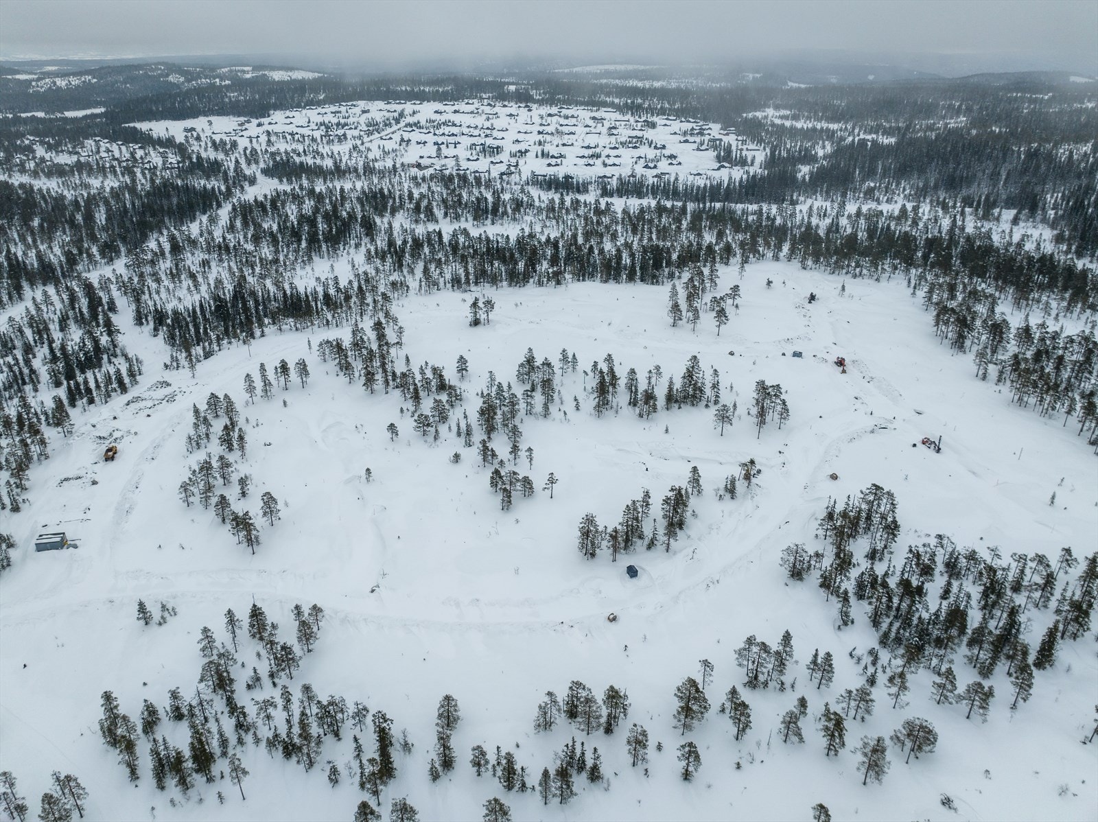 Oversiktsbilde over hele feltet - øverst i bildet er hyttene på felt 3 som for det meste er ferdig utbygget Galleribilde