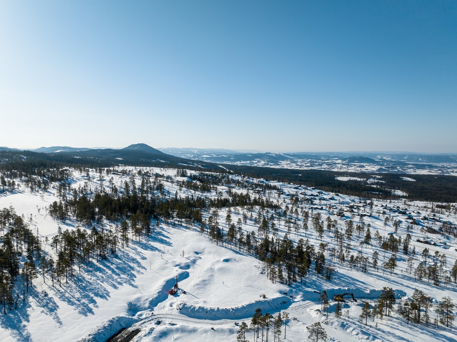 Tomtefeltet ligger helt på pynten mellom tidligere solgte tomter (felt 3) og hyttene i Lygnalia. Det gir flere av tomtene en helt unik utsikt og upåklagelige solforhold fra morgen til kveld. Galleribilde