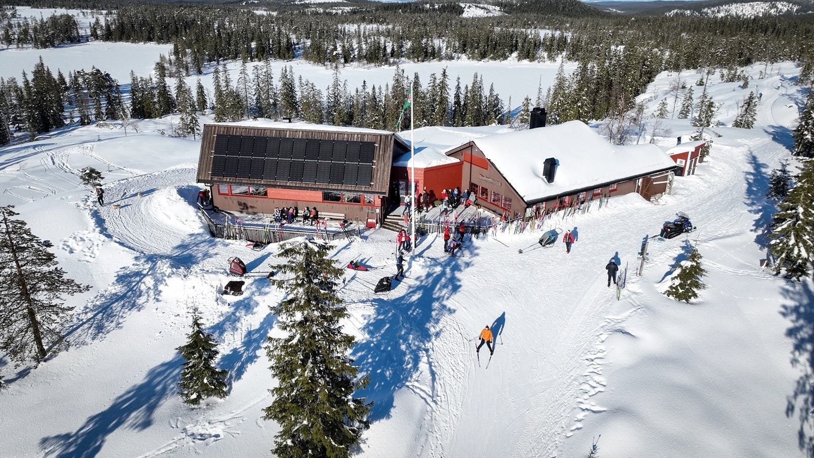 Lushaughytta er i senere tid tilbygget og modernisert. Dette er et fint turmål for hele familien. Her får du servering i helgene og i høytidene. Turen er på ca. 3,5 km fra hyttefeltet Galleribilde