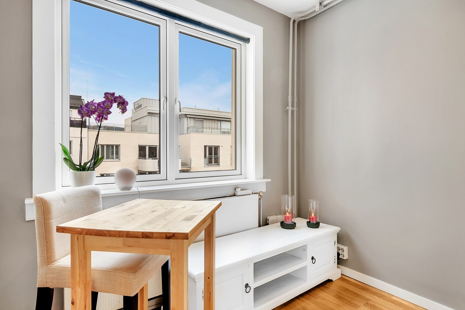 Det er plass for en liten spiseplass i stuen/på kjøkkenet. Galleribilde