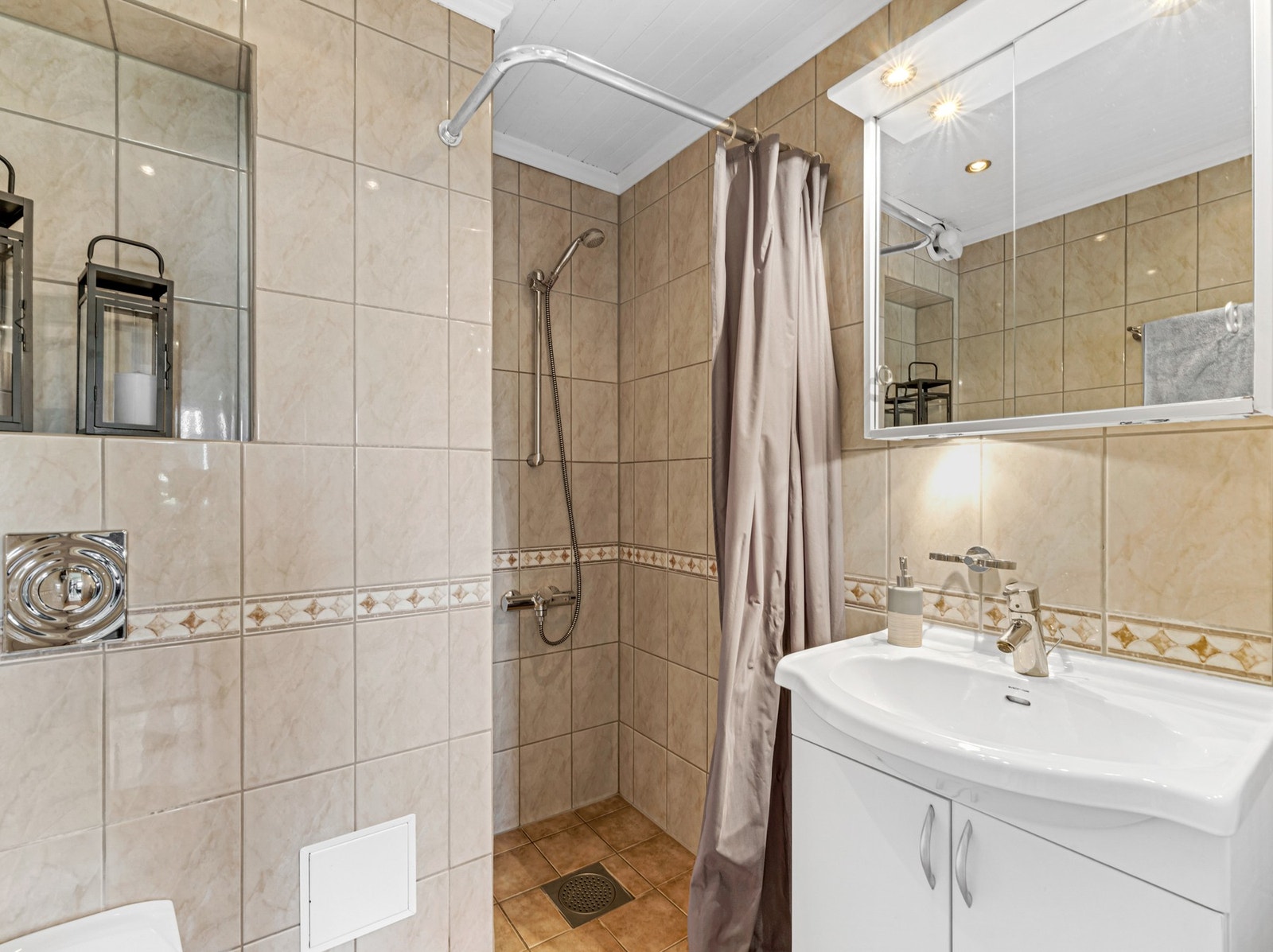 Badet ble oppusset i 2006. Leiligheten har praktisk vaskerom i tilknytning badet. Galleribilde