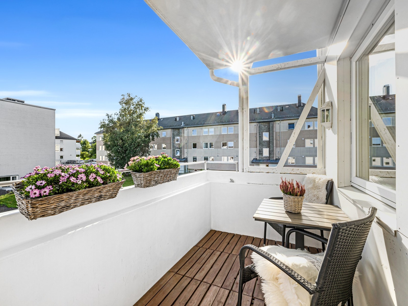 Fra stuen har man direkte tilgang til en sørvendt balkong på 5,4 kvm som er ypperlig å benytte seg av i sommerhalvåret. Galleribilde