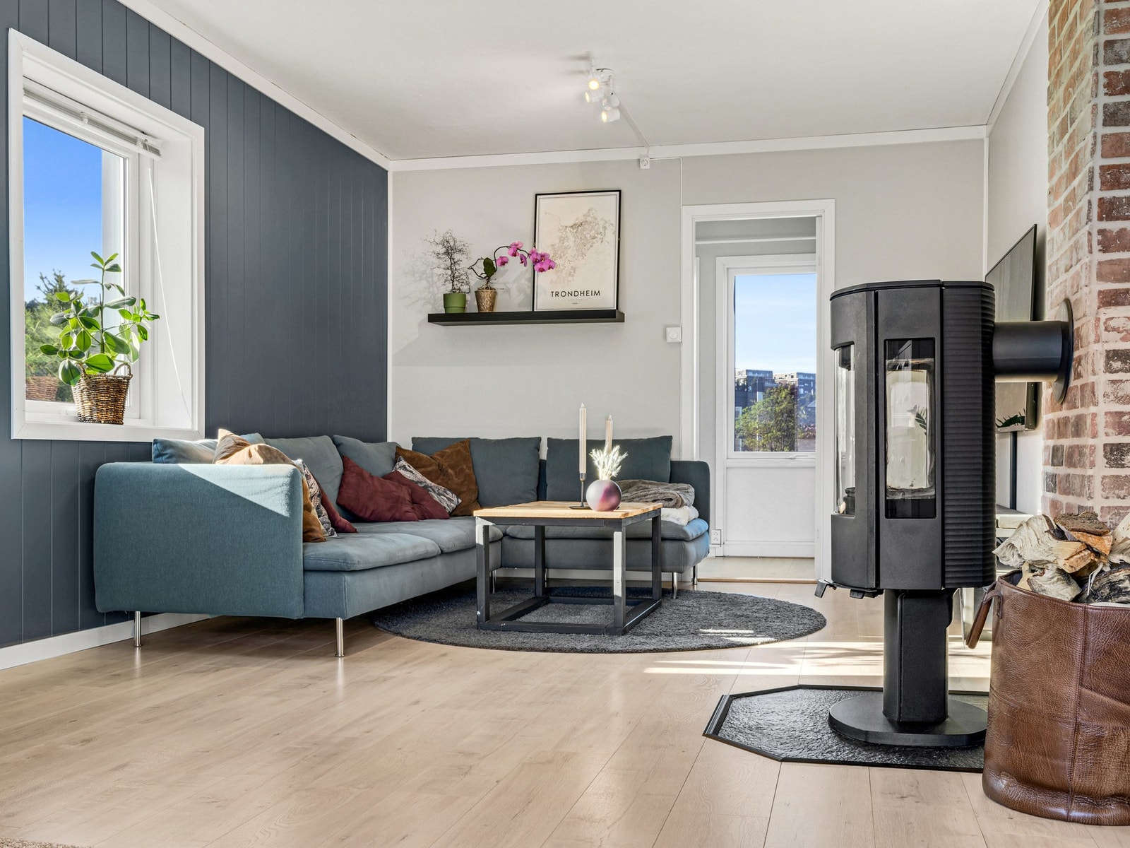 Eiendomsmelger1 ved Kent Nergård har gleden av å presentere en flott 3-roms leilighet i Nordre Hallsetveg 89 B. Galleribilde