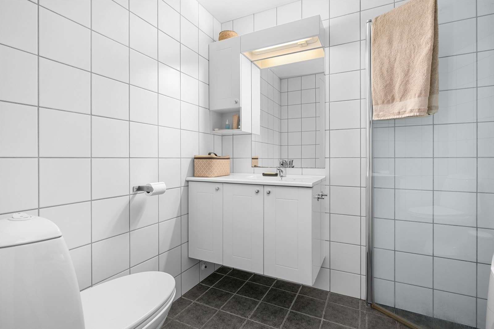 Lyst og delikat bad på 3,5 m² med fliser på gulv og vegger. Galleribilde