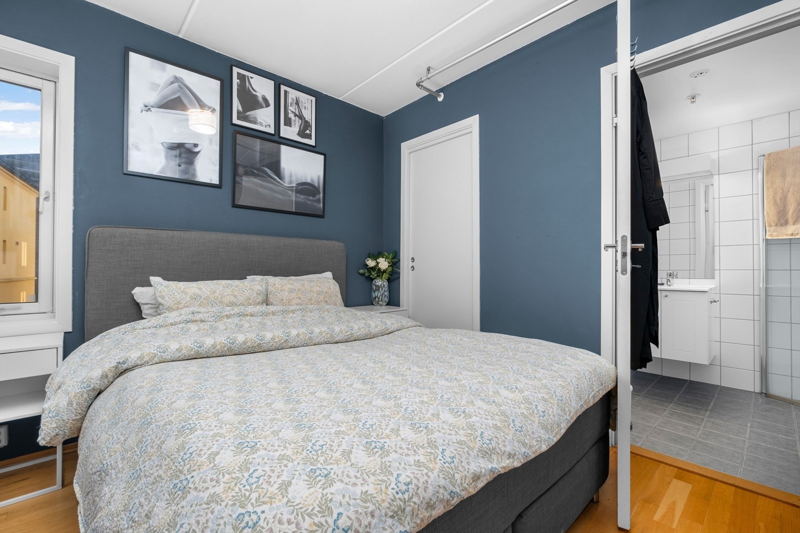 Fra soverommet har du direkte adkomst til bad og walk-in closet på 2,1 m². Galleribilde