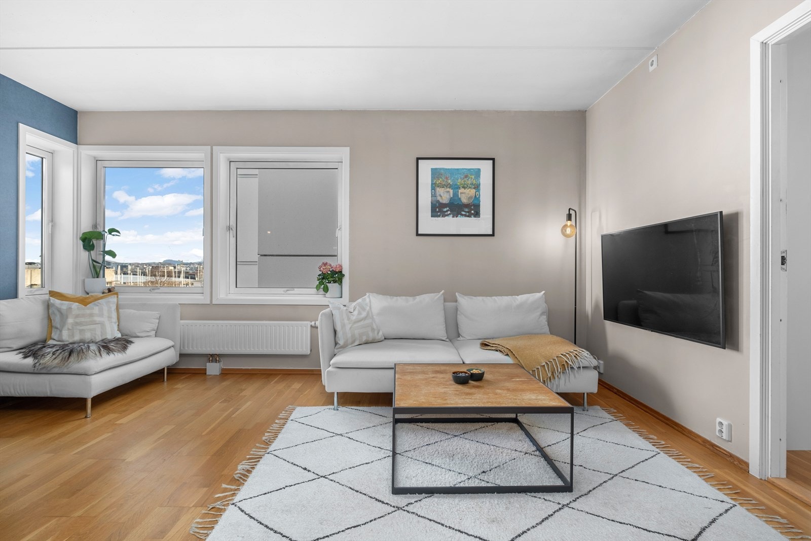 Her får du en åpen stue- og kjøkkenløsning på 22,1 m² med god plass til både spise- og sittegruppe. Galleribilde