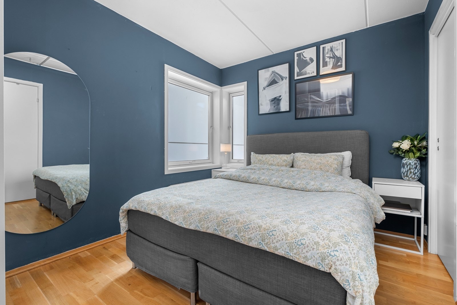 Soverommet er på 9,6 m² med god plass til dobbeltseng, nattbord, og garderobeløsning. Galleribilde