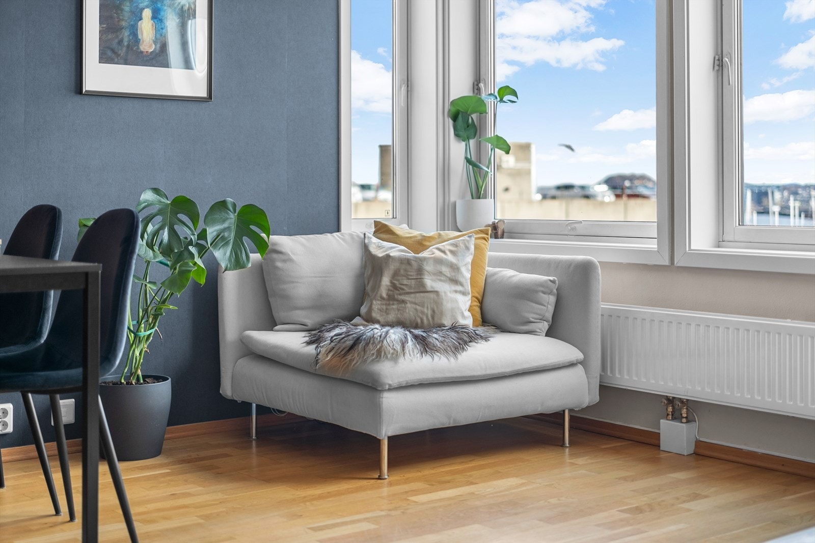 Leiligheten er malt i lune og delikate farger. Her får du store vindusflater som gir en herlig atmosfære og fin utsikt mot sjøen. Galleribilde