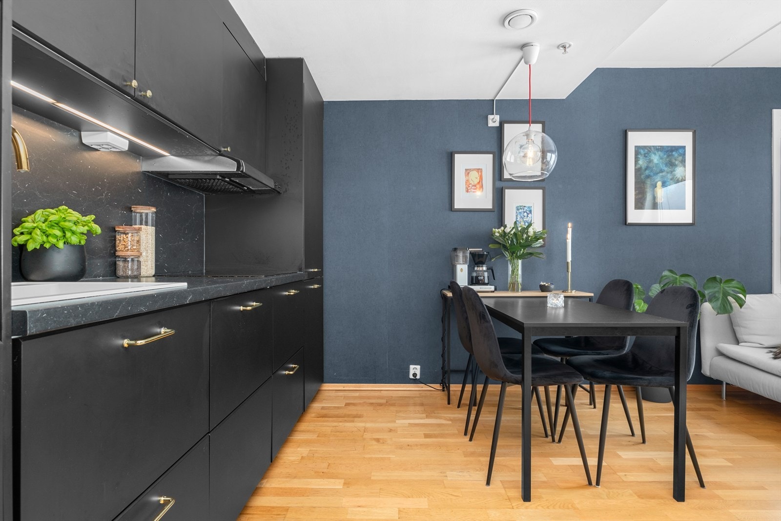 Her får du mye skap- og benkeplass for oppbevaring. Galleribilde