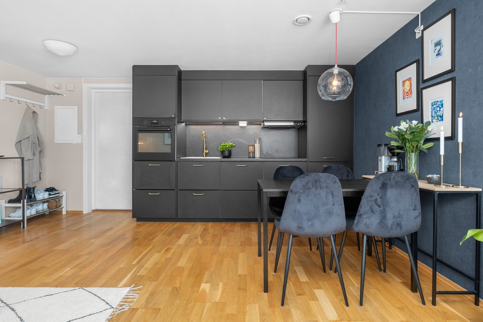 Moderne og stilrent kjøkken fra 2019, med integrerte hvitevarer som oppvaskmaskin, stekeovn, platetopp samt frys- og kjøleskap. Galleribilde