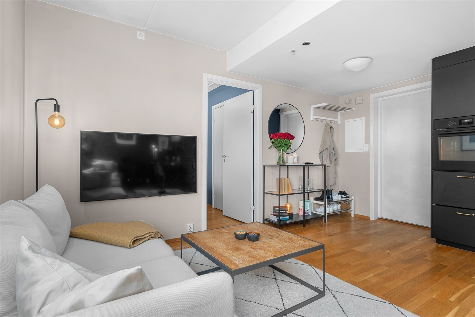 Ved inngangspartiet er det god plass til oppbevaring av sko- og yttertøy. Det medfølger i tillegg en kjellerbod for ekstra god plass til oppbevaring. Galleribilde