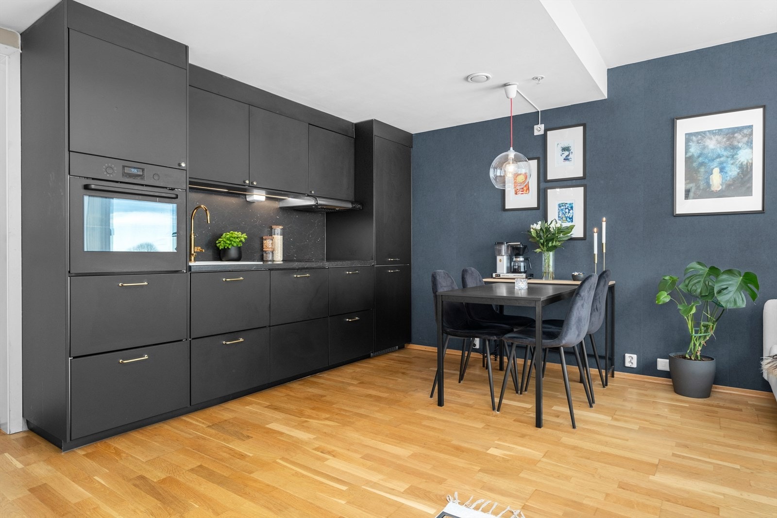 Den fine utførelsen i sort gir en flott kontrast. Kjøkkenet har fått TG1 fra takstmann. Galleribilde