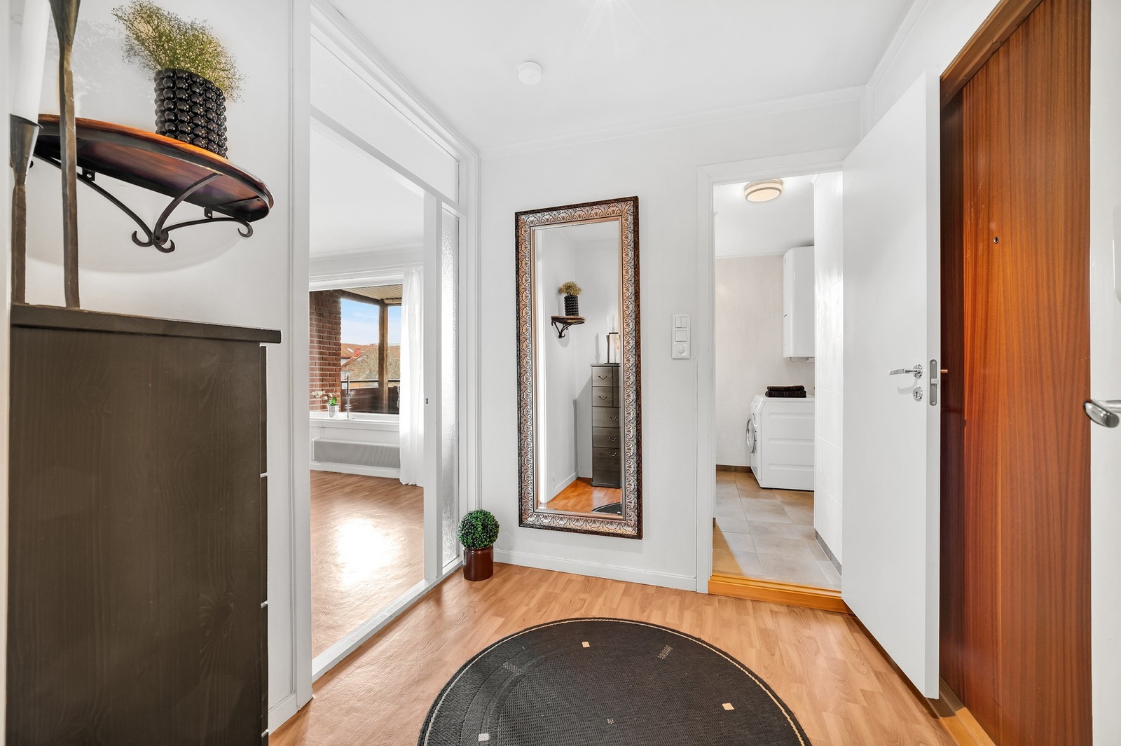 Romslig entré med adkomst til stue, bad og soverom. Galleribilde