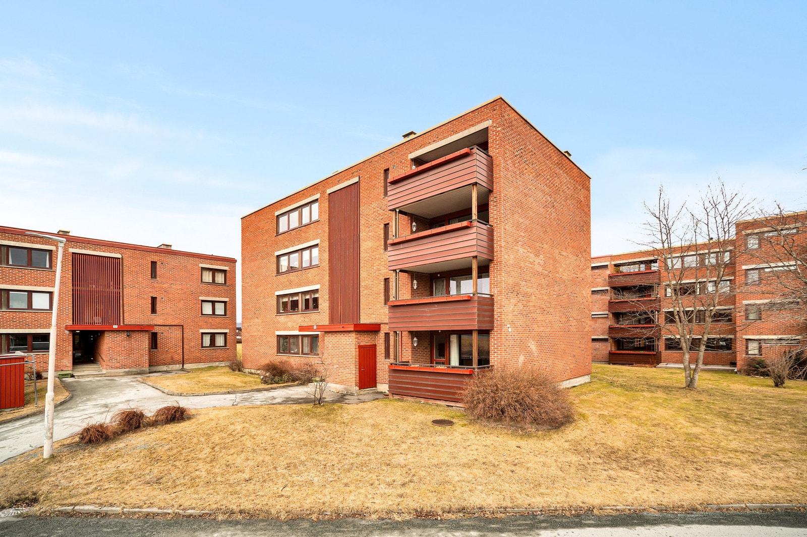 Det er inntil 2 parkeringsplasser, på felles oppstillingsplass. Tilrettelagt løsninger for lading av el-bil. Galleribilde