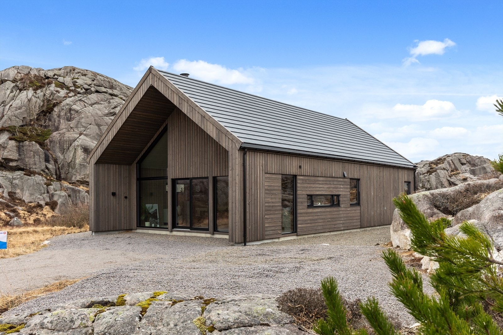 Hytten har rene linjer og store vindu. Royal kledning og svarte vindu Galleribilde