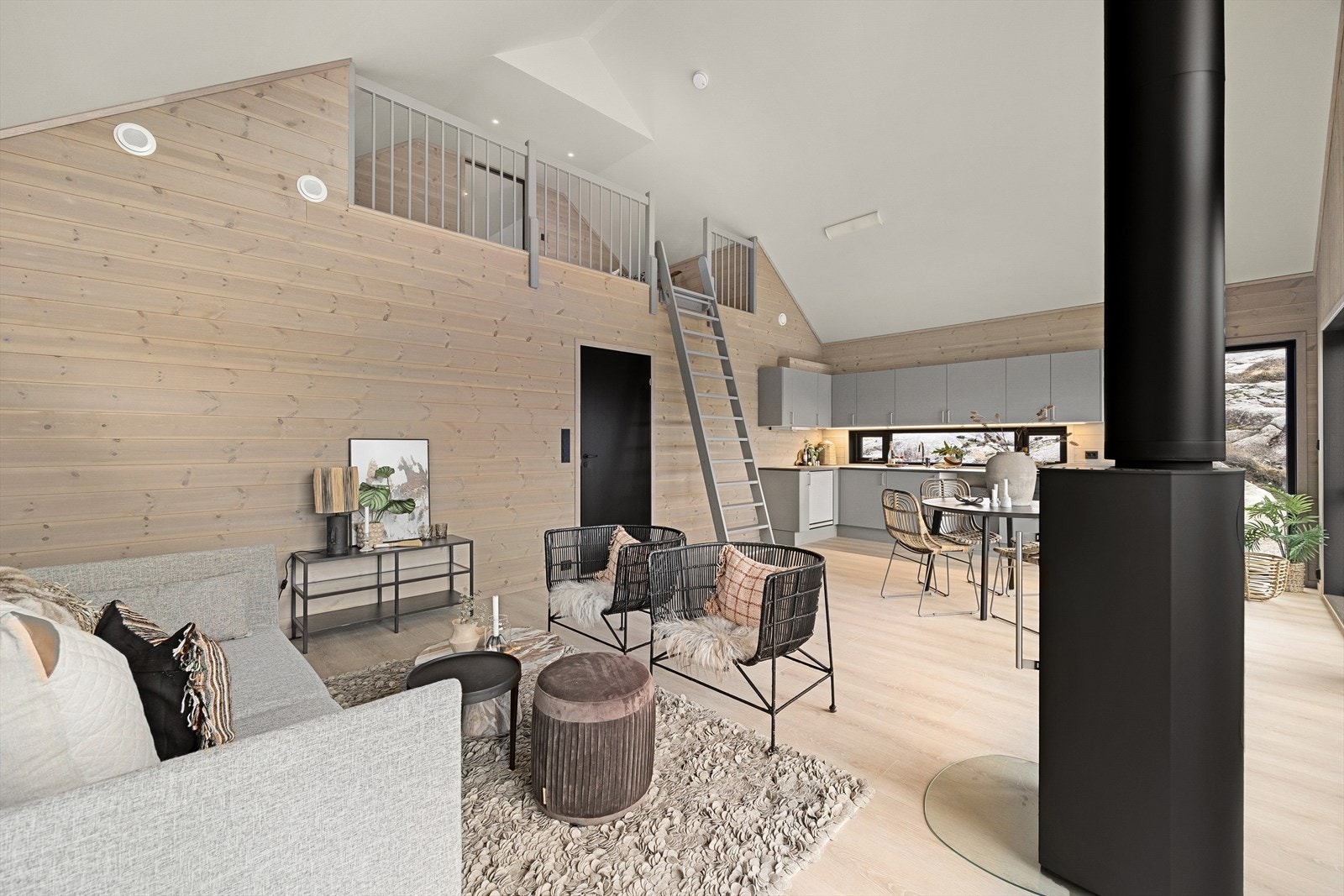 Store vindusflater, mye lys, smart planløsning og gjennomgående god standard er bare noe vi kan nevne fra denne spennende fritidsboligen. Galleribilde