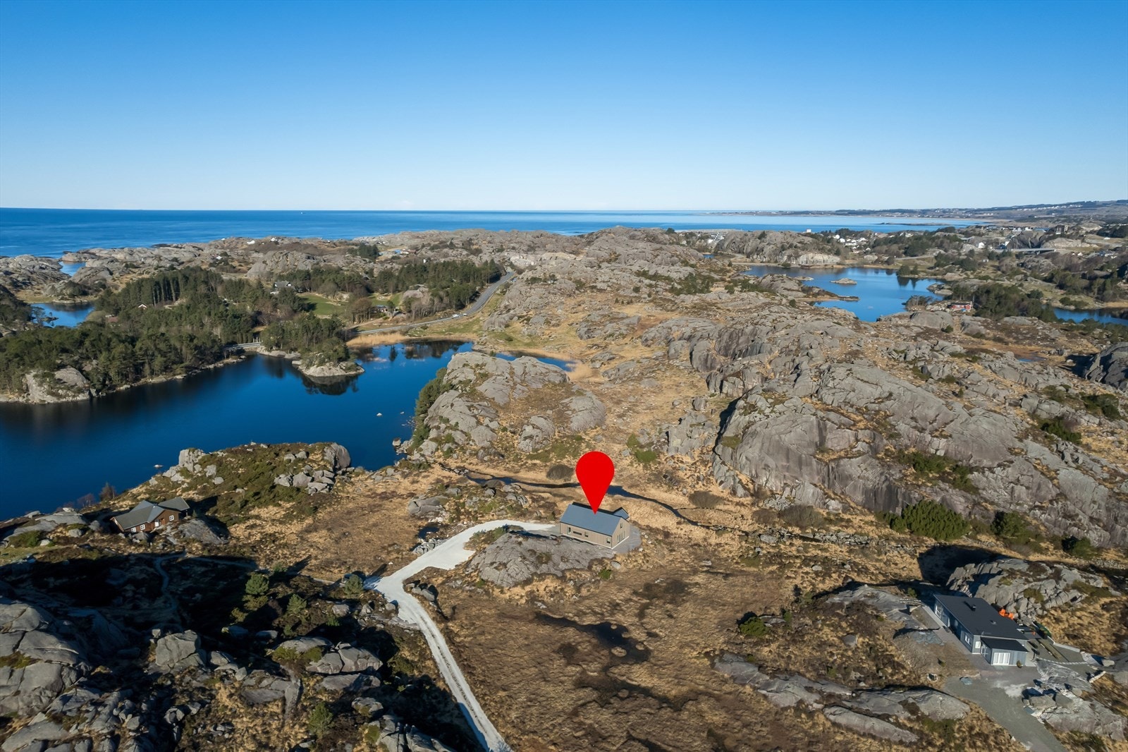 Flott beliggenhet i natursjønne omgivelser. Umiddelbar nærhet til badevann Galleribilde