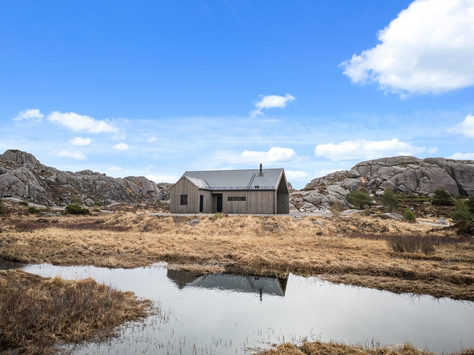 Beliggende i Holmane hyttefelt, ca 2,5 km sør for Sirevåg. Flotte turområder og badevann like utenfor. Galleribilde